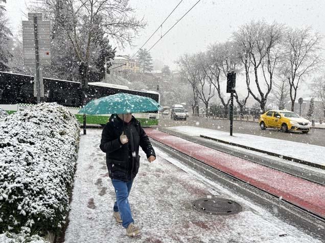 Yoğun kar alarmı sonrası felaket Onlarca yol tamamen kapandı, yeniden alarma geçildi Yoğun kar alarmı sonrası felaket Onlarca yol tamamen kapandı, yeniden alarma geçildi