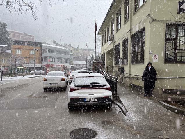 Yoğun kar alarmı sonrası felaket Onlarca yol tamamen kapandı, yeniden alarma geçildi Yoğun kar alarmı sonrası felaket Onlarca yol tamamen kapandı, yeniden alarma geçildi