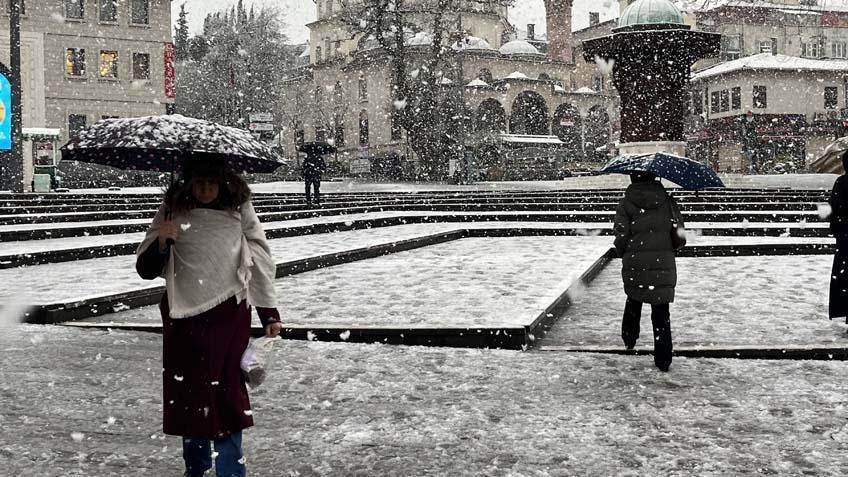 Yoğun kar alarmı sonrası felaket Onlarca yol tamamen kapandı, yeniden alarma geçildi Yoğun kar alarmı sonrası felaket Onlarca yol tamamen kapandı, yeniden alarma geçildi