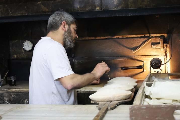 Lezzeti ülke sınırlarını aştı Günde sadece 150 tane üretiliyor: Altını kesip içini dolduruyorlar Lezzeti ülke sınırlarını aştı Günde sadece 150 tane üretiliyor: Altını kesip içini dolduruyorlar