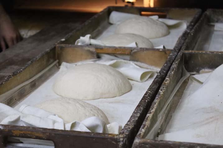 Lezzeti ülke sınırlarını aştı Günde sadece 150 tane üretiliyor: Altını kesip içini dolduruyorlar Lezzeti ülke sınırlarını aştı Günde sadece 150 tane üretiliyor: Altını kesip içini dolduruyorlar