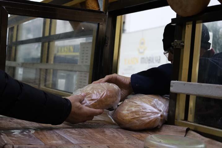 Lezzeti ülke sınırlarını aştı Günde sadece 150 tane üretiliyor: Altını kesip içini dolduruyorlar Lezzeti ülke sınırlarını aştı Günde sadece 150 tane üretiliyor: Altını kesip içini dolduruyorlar