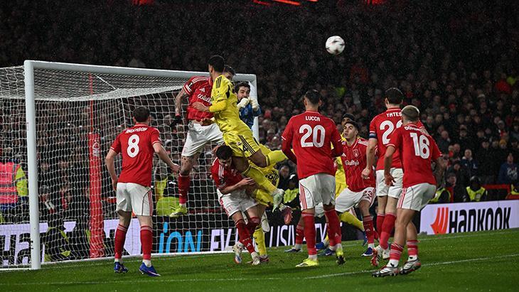 FENERBAHÇE'YE GALİBİYET YETMEDİ
UEFA Avrupa Ligi'ndeki temsilcimiz Fenerbahçe ise 3-0 kaybettiği ilk mücadelenin rövanşında Nottingham Forest'a konuk oldu. Sarı-lacivertliler, Kerem Aktürkoğlu'nun golleriyle rakibini 2-1 yenmesine rağmen ilk maçtaki 3-0'lık mağlubiyet nedeniyle Avrupa'ya veda etti. elendi. Fenerbahçe elenmesine karşın aldığı galibiyetle UEFA ülke puanına katkı yaparak Avrupa defterini kapattı.