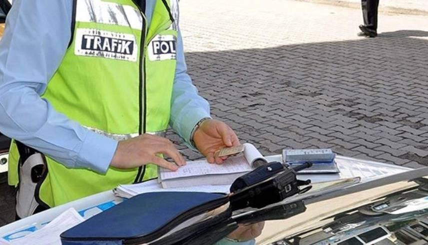 YENİ TRAFİK CEZALARI LİSTESİ 2026 YÜRÜRLÜĞE GİRDİ 📍 Kırmızı ışık ihlali, ehliyetsiz araç kullanma cezası, hız sınırı aşımı cezası ne kadar oldu