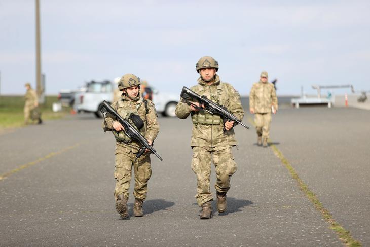 Duygusal karşılama NATO tatbikatında destan yazan Mehmetçik yurda döndü
