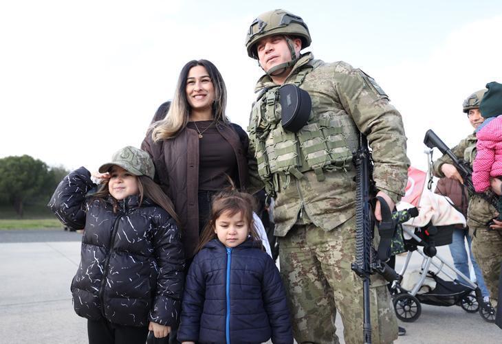 Duygusal karşılama NATO tatbikatında destan yazan Mehmetçik yurda döndü
