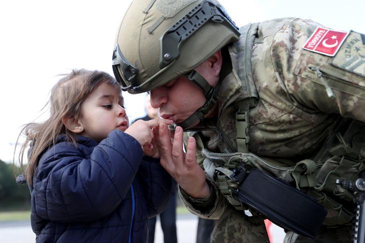 Duygusal karşılama NATO tatbikatında destan yazan Mehmetçik yurda döndü