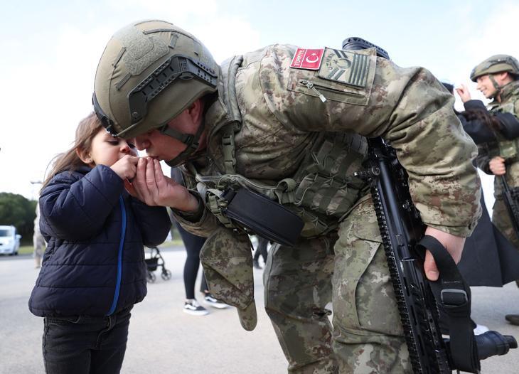 Duygusal karşılama NATO tatbikatında destan yazan Mehmetçik yurda döndü