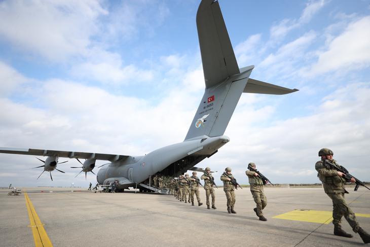 Duygusal karşılama NATO tatbikatında destan yazan Mehmetçik yurda döndü