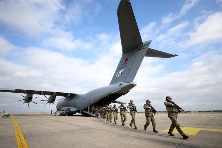 Duygusal karşılama NATO tatbikatında destan yazan Mehmetçik yurda döndü