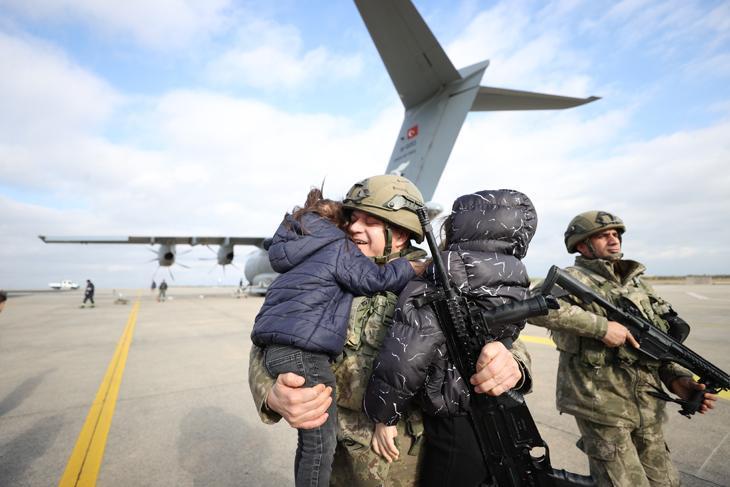 Duygusal karşılama NATO tatbikatında destan yazan Mehmetçik yurda döndü
