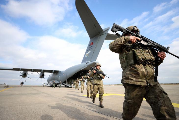 Duygusal karşılama NATO tatbikatında destan yazan Mehmetçik yurda döndü
