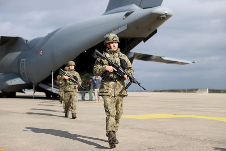 Duygusal karşılama NATO tatbikatında destan yazan Mehmetçik yurda döndü
