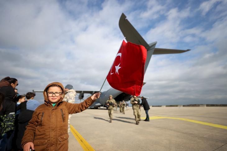Duygusal karşılama NATO tatbikatında destan yazan Mehmetçik yurda döndü