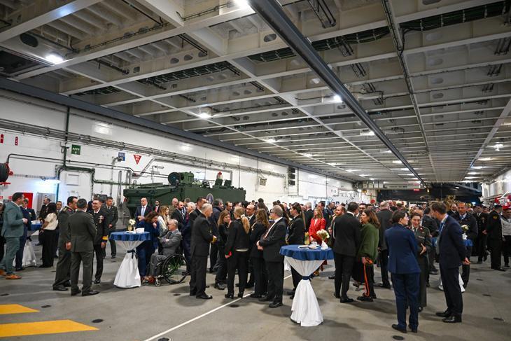 Avrupa’nın kalbinde gövde gösterisi TCG Anadolu Rotterdam Limanı’nda