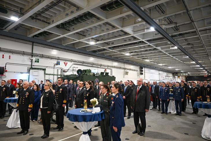 Avrupa’nın kalbinde gövde gösterisi TCG Anadolu Rotterdam Limanı’nda
