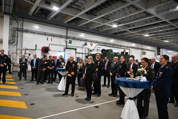 Avrupa’nın kalbinde gövde gösterisi TCG Anadolu Rotterdam Limanı’nda
