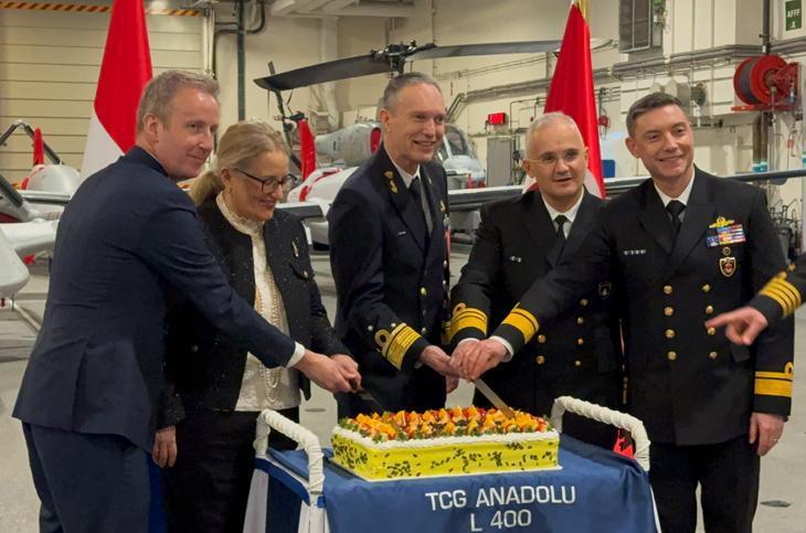 Avrupa’nın kalbinde gövde gösterisi TCG Anadolu Rotterdam Limanı’nda