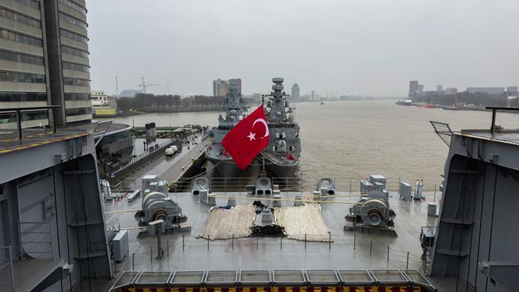 Avrupa’nın kalbinde gövde gösterisi TCG Anadolu Rotterdam Limanı’nda