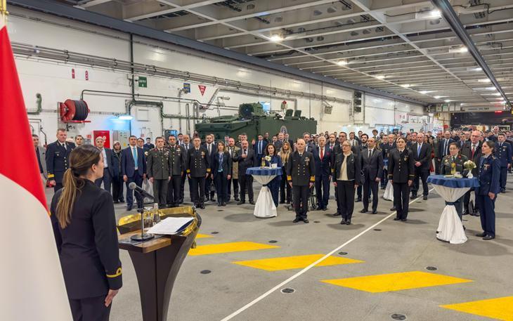 Avrupa’nın kalbinde gövde gösterisi TCG Anadolu Rotterdam Limanı’nda