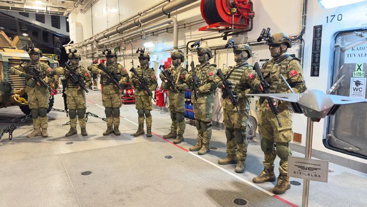 Avrupa’nın kalbinde gövde gösterisi TCG Anadolu Rotterdam Limanı’nda