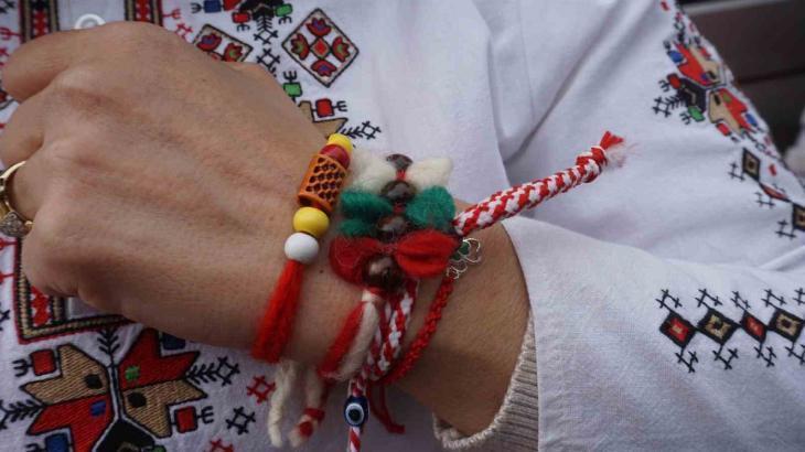 Marteniçka ne zaman takılır, bileklik hangi bileğe bağlanır Marteniçka bileklik yapımı nasıl