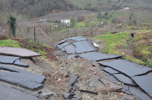 Orduda heyelan: Evler yıkıldı, yol çöktü Bölgeye giriş-çıkış kapandı