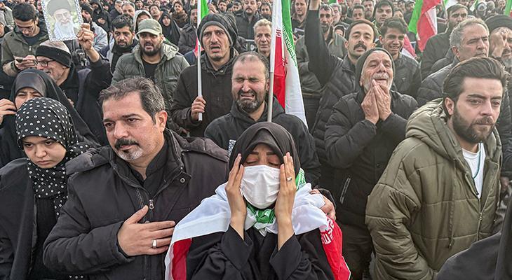 İran'da halk sokaklara indi! Hamaney'in ölümünden sonra neler yaşanıyor?