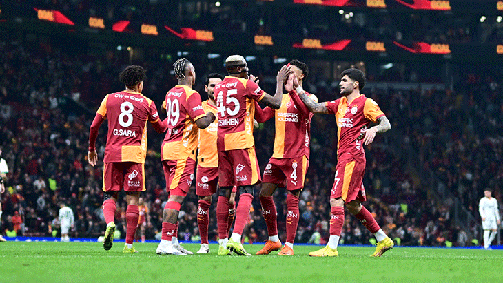 SİZ BURADA DEVAM ETMEK İSTİYOR MUSUNUZ?
Gelelim en sola sola. Şimdi Eren, Noa Lang, Jakobs. Sezon sonuna kadar bize şunu gösterecekler. Ya siz burada devam etmek istiyor musunuz, istemiyor musunuz? Kimse kusura bakmasın. Sol tarafta işleyen akınımız yok, işleyen bir fiziksel mücadelemiz yok. Noa Lang kötü oynadı, Eren Elmalı kötü oynadı. Jakobs maça girdi mi, girmedi mi belli değil.