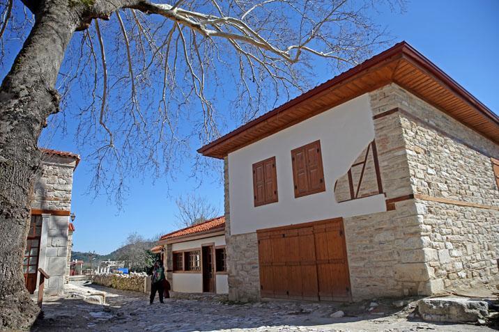 Gladyatörler kentinde zaman yolculuğu Restore edilen dükkanlarda geleneksel meslekler yaşatılacak