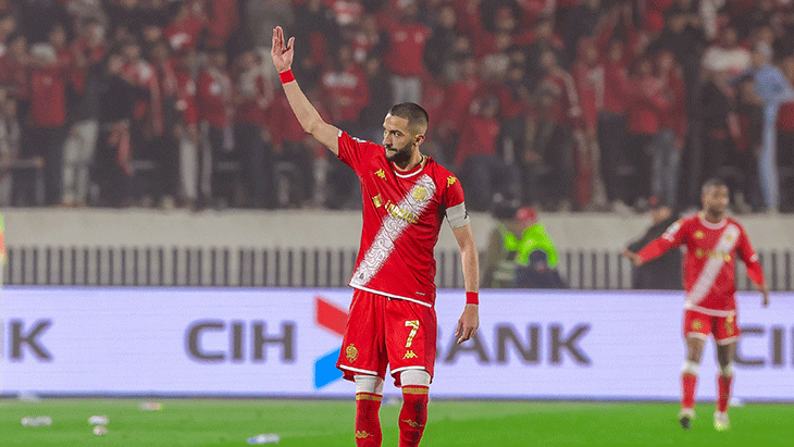 ZIYECH İPTEN ALDI
Topun başına geçen ve sorumluluk alan Ziyech, düzgün bir vuruşla takımını 1-0 öne geçirdi tribünler alev aldı. Maçın ardından lider Raja Casablanca ile olan puan farkını 1'e indiren Wydad'da tribünler, takımı ipten alan Ziyech'e büyük sevgi gösterisinde bulundu.