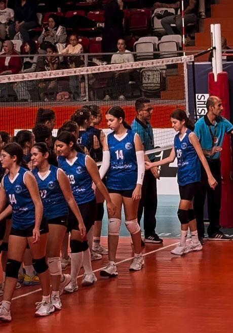 İbrahim Tatlıses’in kızı Elif Ada annesini geçti: 12 yaşında 1.80 boyunda