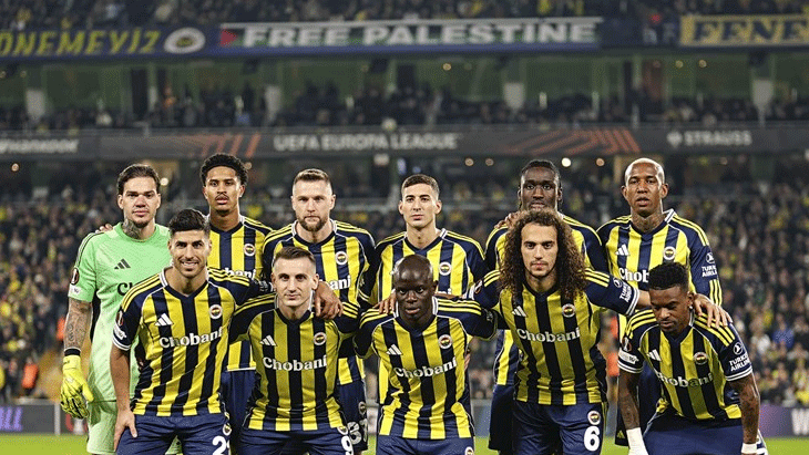 FENERBAHÇE'DE DÜŞÜŞ VAR
Yapay zekanın tahmine göre ikinci sıradaki Fenerbahçe sezonu 77, Galatasaray'ın ise 81 puanda tamamlayacak. Bir önceki haftaki değerlendirmeye göre Fenerbahçe'de 4 puanlık düşüş yaşandı.