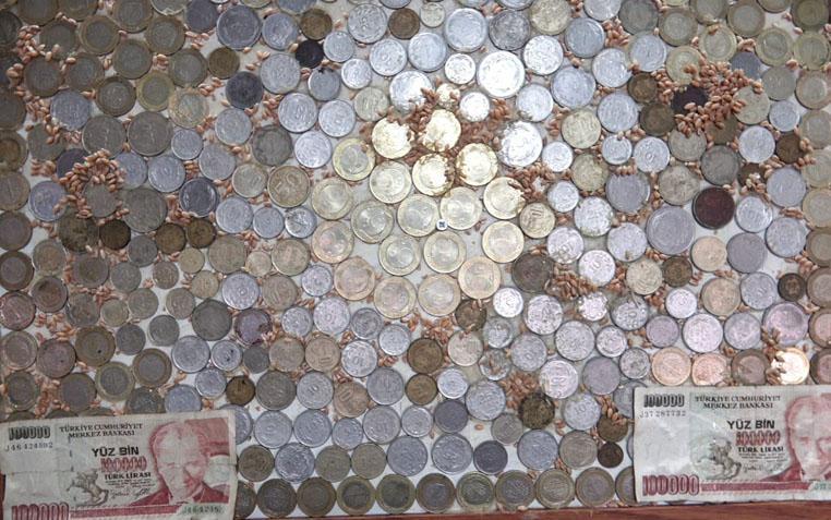 20 yıllık para koleksiyonu Kumbarayla başladı, 600 parçalık tarihe dönüştü 20 yıllık para koleksiyonu Kumbarayla başladı, 600 parçalık tarihe dönüştü