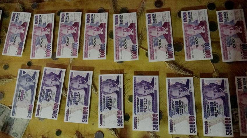 20 yıllık para koleksiyonu Kumbarayla başladı, 600 parçalık tarihe dönüştü 20 yıllık para koleksiyonu Kumbarayla başladı, 600 parçalık tarihe dönüştü