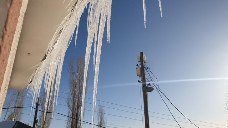 Termometreler eksi 18’i gördü, 3 metrelik buz sarkıtları oluştu: Soğuktan dışarı çıkamıyoruz