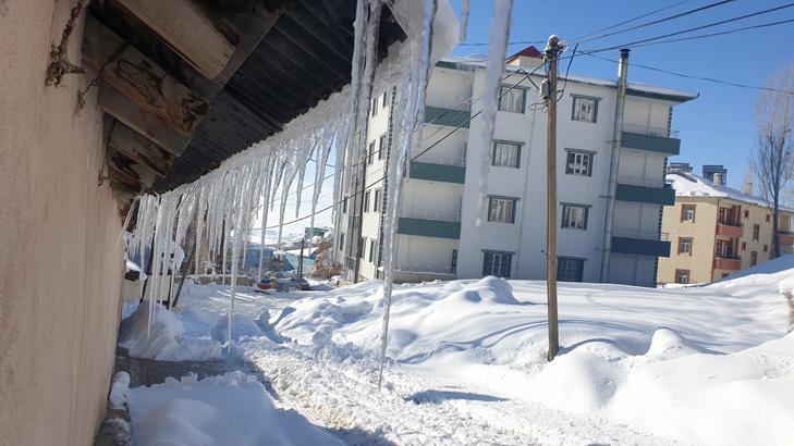 Termometreler eksi 18’i gördü, 3 metrelik buz sarkıtları oluştu: Soğuktan dışarı çıkamıyoruz