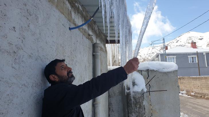 Termometreler eksi 18’i gördü, 3 metrelik buz sarkıtları oluştu: Soğuktan dışarı çıkamıyoruz