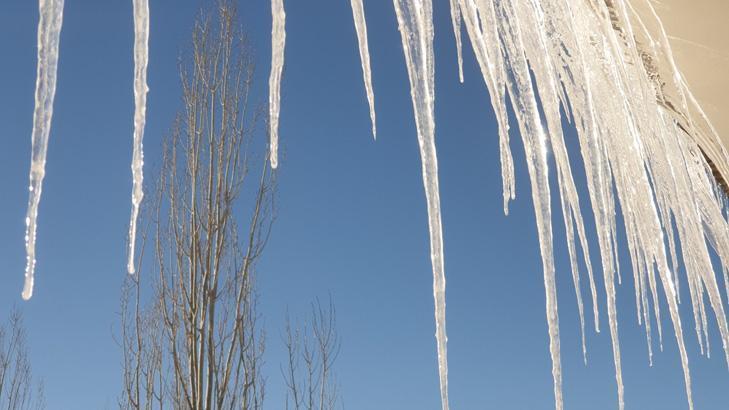 Termometreler eksi 18’i gördü, 3 metrelik buz sarkıtları oluştu: Soğuktan dışarı çıkamıyoruz