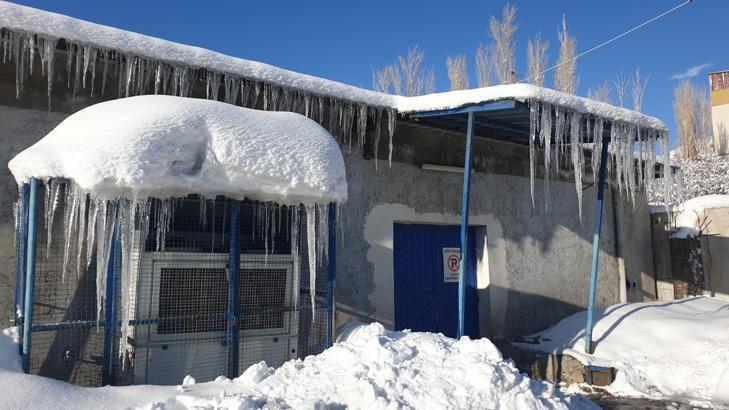 Termometreler eksi 18’i gördü, 3 metrelik buz sarkıtları oluştu: Soğuktan dışarı çıkamıyoruz