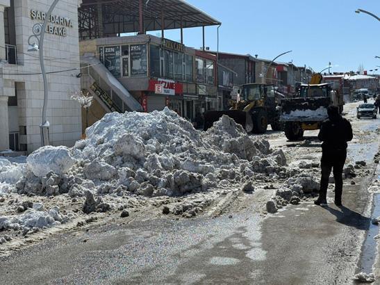 Termometreler eksi 18’i gördü, 3 metrelik buz sarkıtları oluştu: Soğuktan dışarı çıkamıyoruz