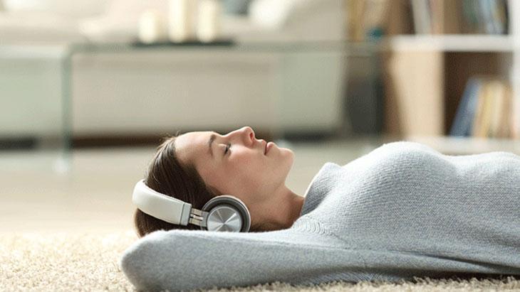 Kulaklıklar yanlış kullanımda şu riskleri içeriyor; Kulaklıklar yanlış kullanımda şu riskleri içeriyor;