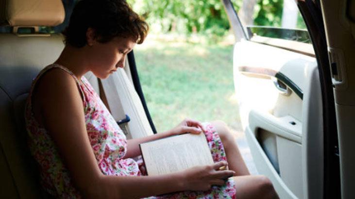 Arabada kitap okurken neden mideniz bulanır