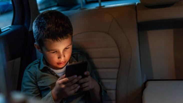 Arabada kitap okurken neden mideniz bulanır