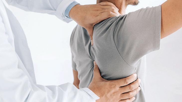 Omuz ağrısına yol açan 7 hatalı alışkanlık Omuz ağrısına yol açan 7 hatalı alışkanlık