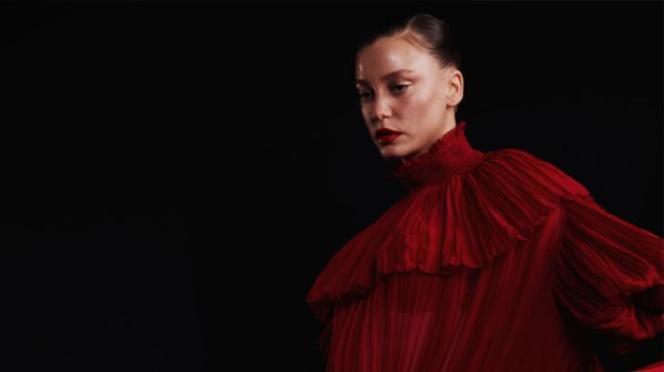 Pariste Serenay Sarıkaya rüzgarı Kırmızı halıda esti geçti