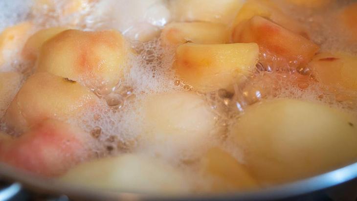 Kaynar elma suyu kilo mu verdiriyor Tarçın ve zencefil de ekliyorlar ama gerçek başka