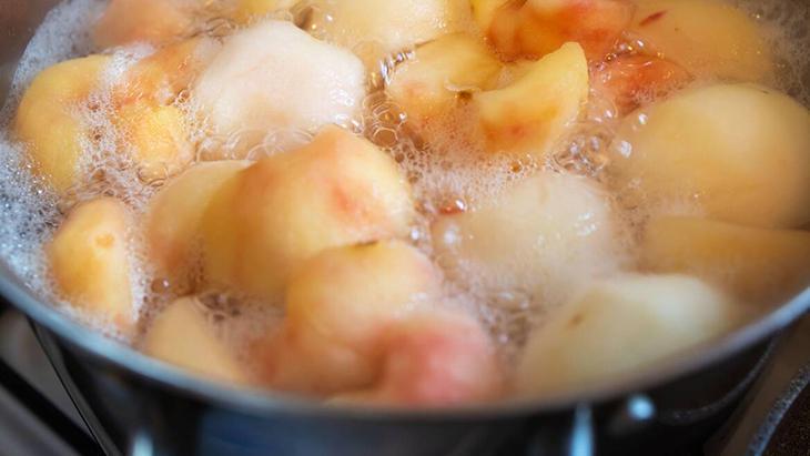 Kaynar elma suyu kilo mu verdiriyor Tarçın ve zencefil de ekliyorlar ama gerçek başka