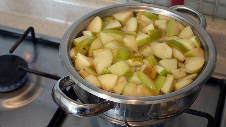 Kaynar elma suyu kilo mu verdiriyor Tarçın ve zencefil de ekliyorlar ama gerçek başka