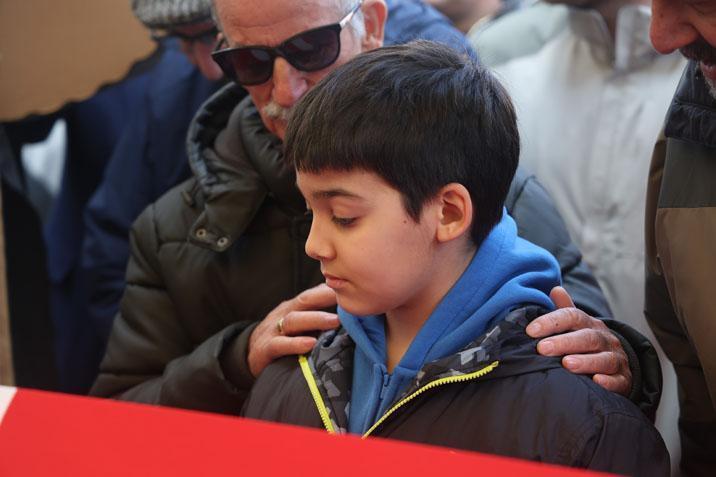 Öğrencisinin bıçakladığı Fatma öğretmen son yolculuğuna uğurlandı Çocuğu tabutun başından ayrılmadı